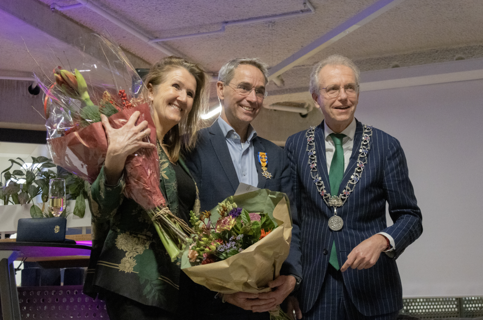 Sam Muller in the middle, with his wife Elke Stenfert and mayor Leendert de Lange